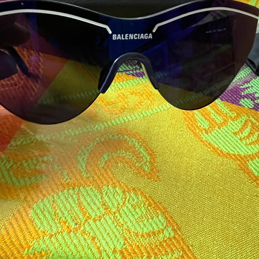 New without tag. Absolutely FIRE 🔥🔥🔥 BALENCIAGA shades. Honestly very flashy. - Picture 2 of 8